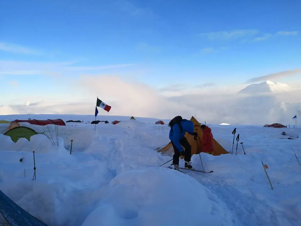Imagen de portada de «Concluye expedición de Línea Directa al Denali sin cumbre por la Cassin».