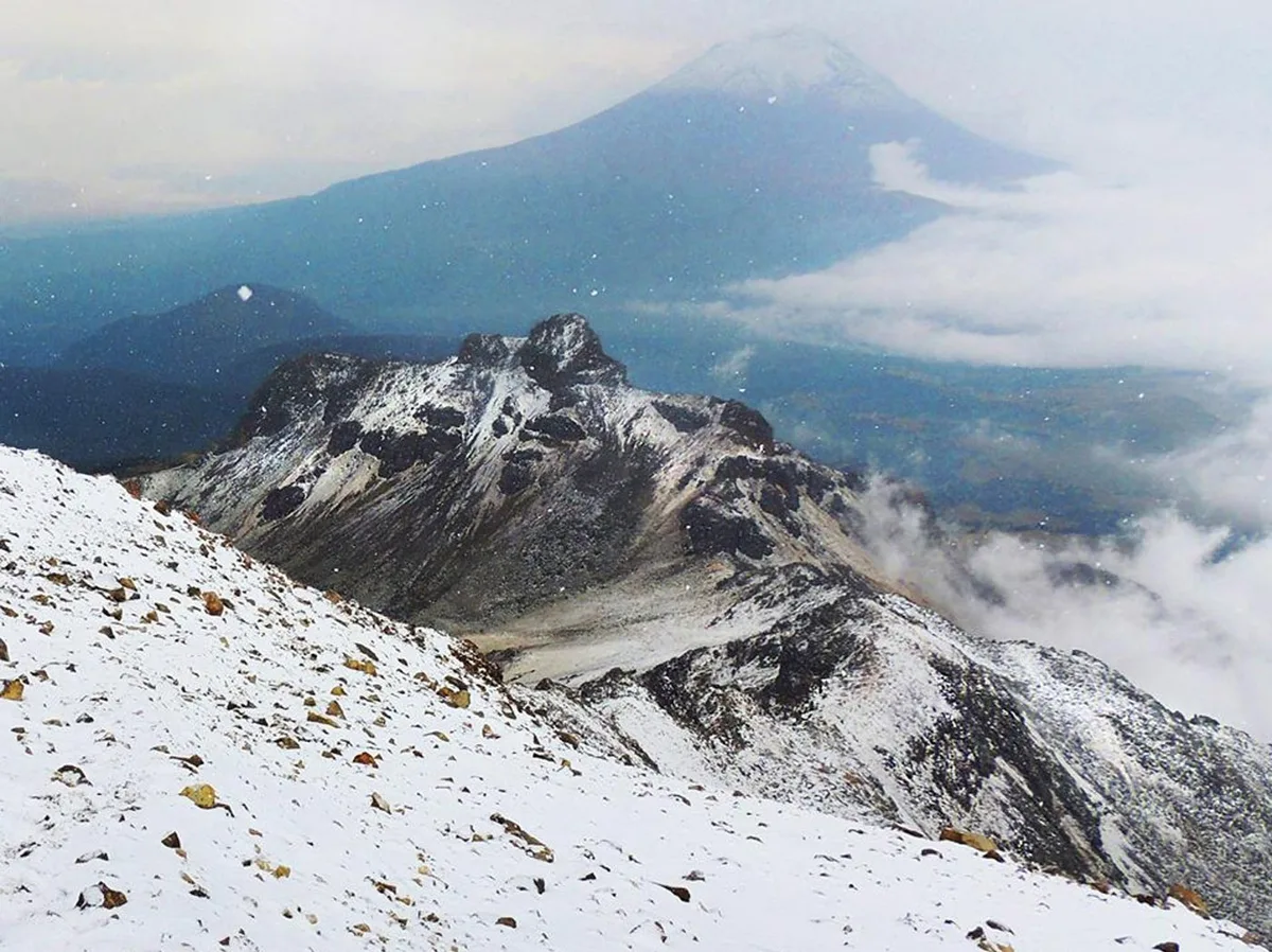 Imagen de portada de «Convocatoria: Ascenso masivo al Iztaccíhuatl por la seguridad en las montañas».