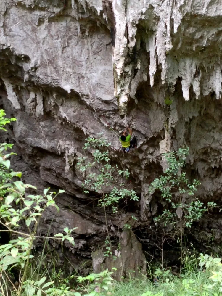 Imagen del archivo de «Espacio Muerto, encadenando el FA a un 5.14a en Guadalcazar».