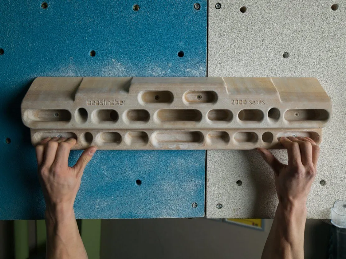 Imagen de portada de «La historia del Handboard o tabla de entrenamiento de escalada».