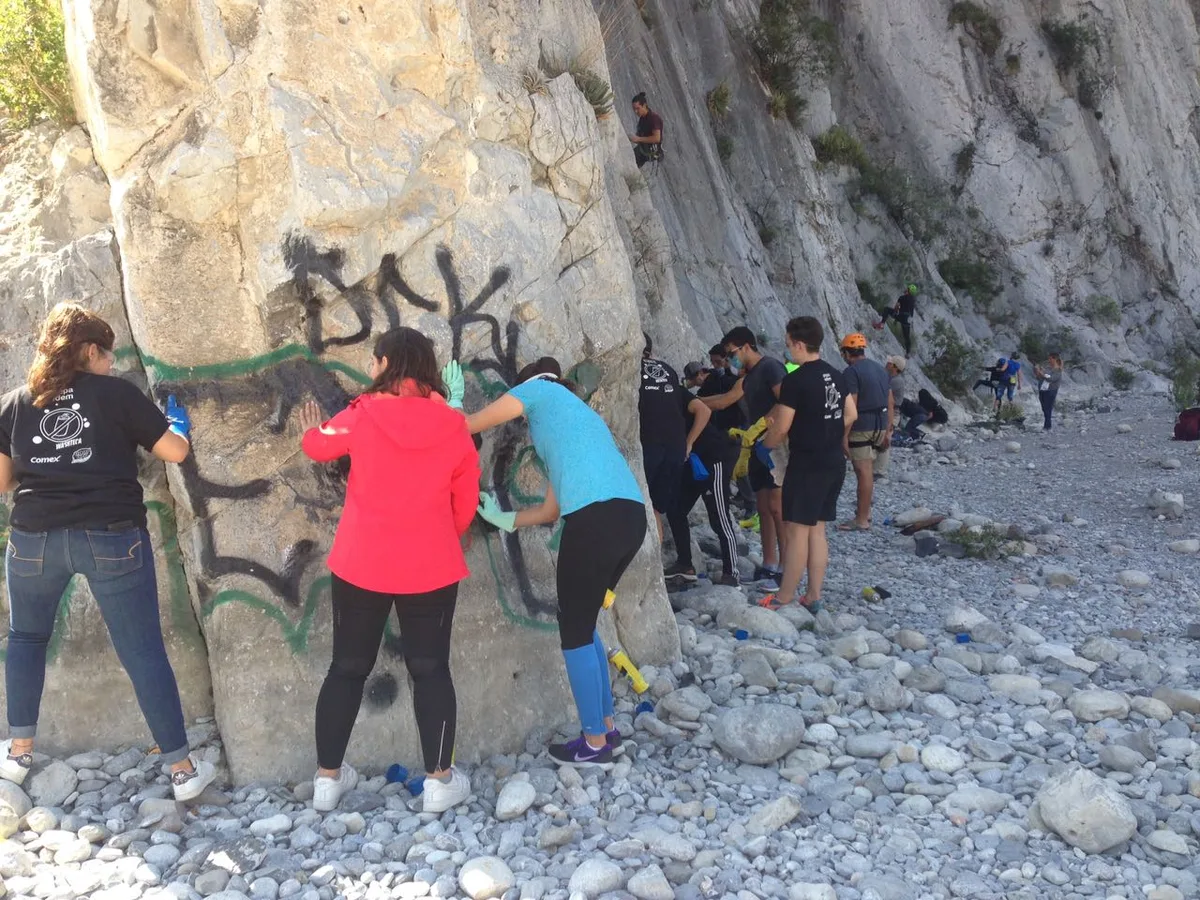 Imagen del archivo de «Washteca: un proyecto de limpia de graffitis en la Huasteca, Nuevo León».