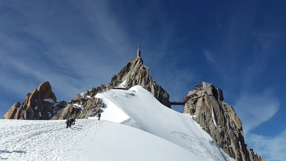Imagen de portada de «Establecen multa de 300 mil euros contra malas prácticas en el Mont Blanc».