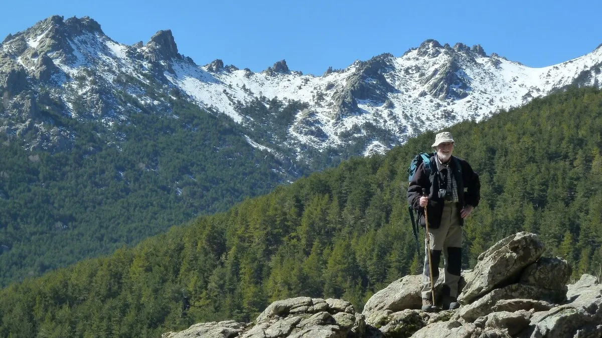 Imagen de portada de «De paisaje, turismo y montañismo; entrevista a Eduardo Martínez de Pisón, alpinista y geógrafo erudito».