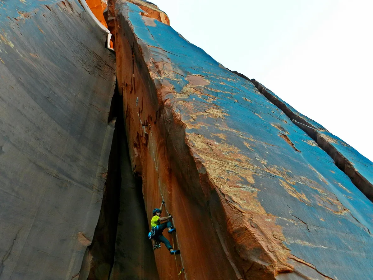 Imagen del archivo de «Indian Creek, el berreo para encadenar un 5.13 de fisura».