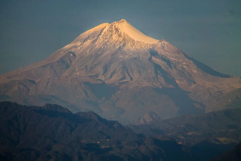 El Pico de Orizaba iluminado por una luz cálida.