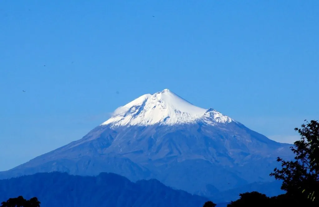 Cumbre nevada del Pico de Orizaba bajo un cielo azul.