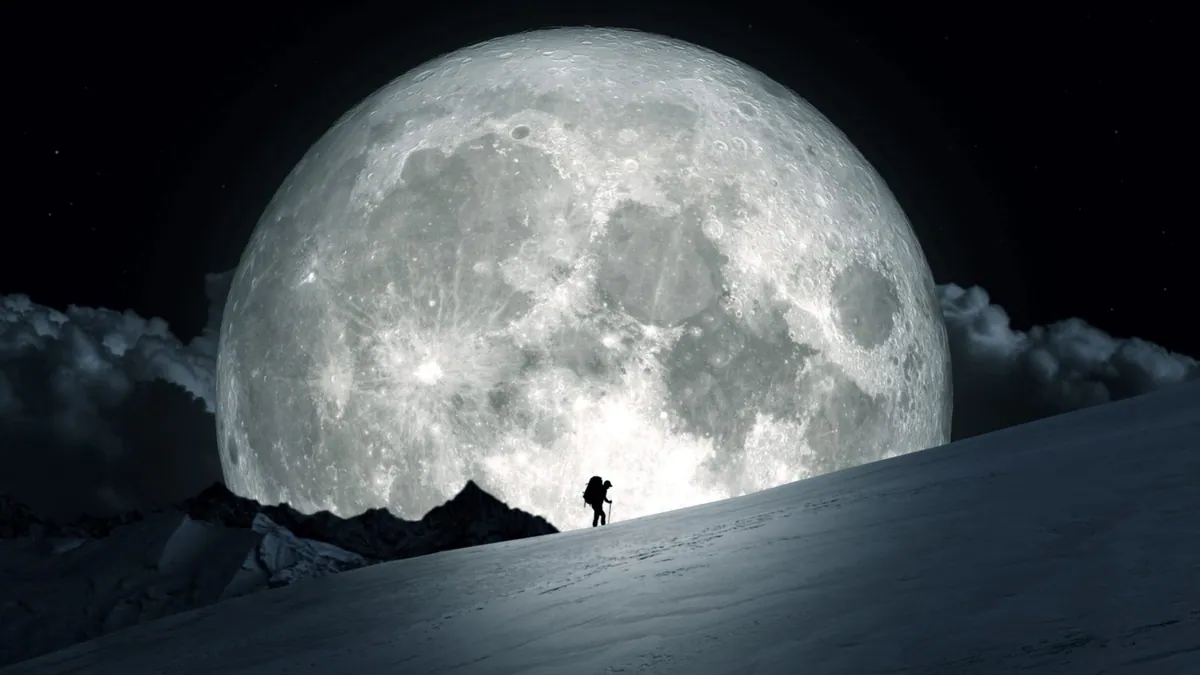 Imagen promocional de Uno Entre Ocho Mil: silueta de un alpinista sobre nieve frente a una gran luna.