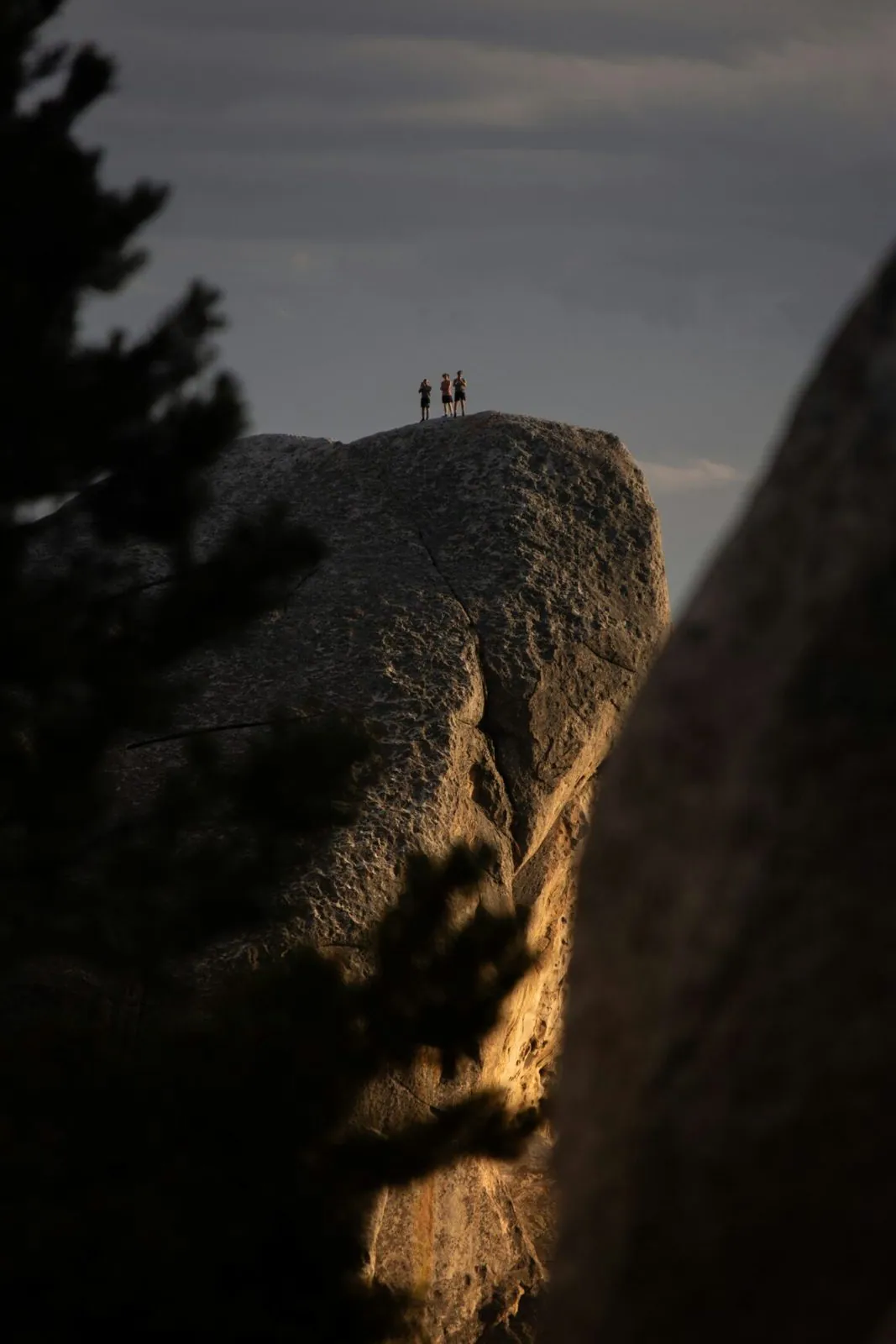 Dos personas se recortan sobre una cima rocosa.