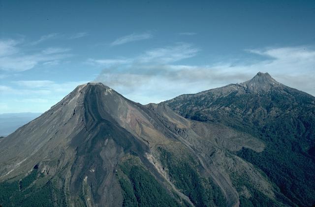 Vista aérea del complejo de Colima: Volcán de Fuego a la izquierda y Nevado de Colima a la derecha.