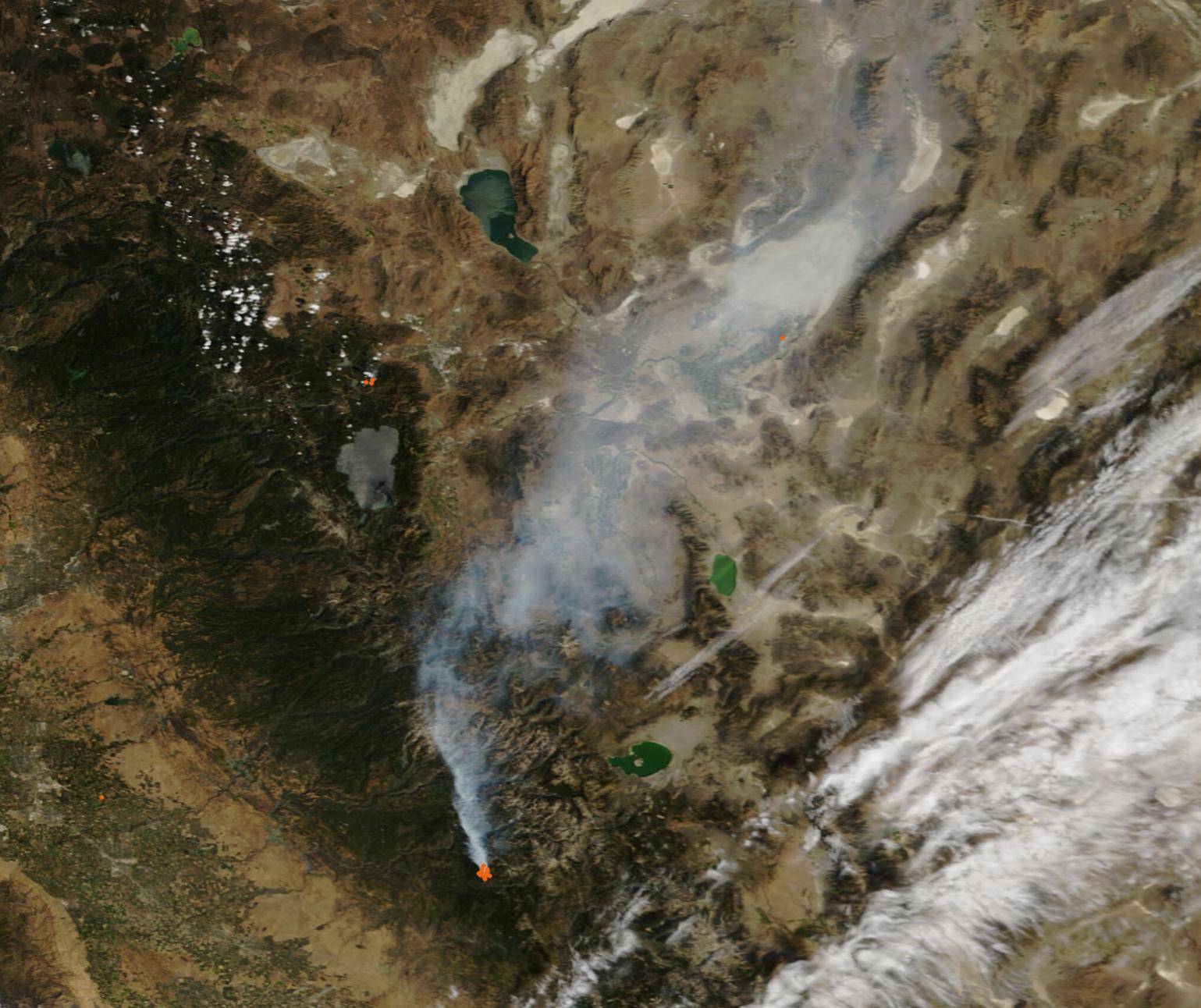 Imagen satelital regional de la Sierra Nevada con una columna de humo y un foco de calor cerca de Yosemite.