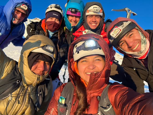 Grupo de montañistas en terreno nevado