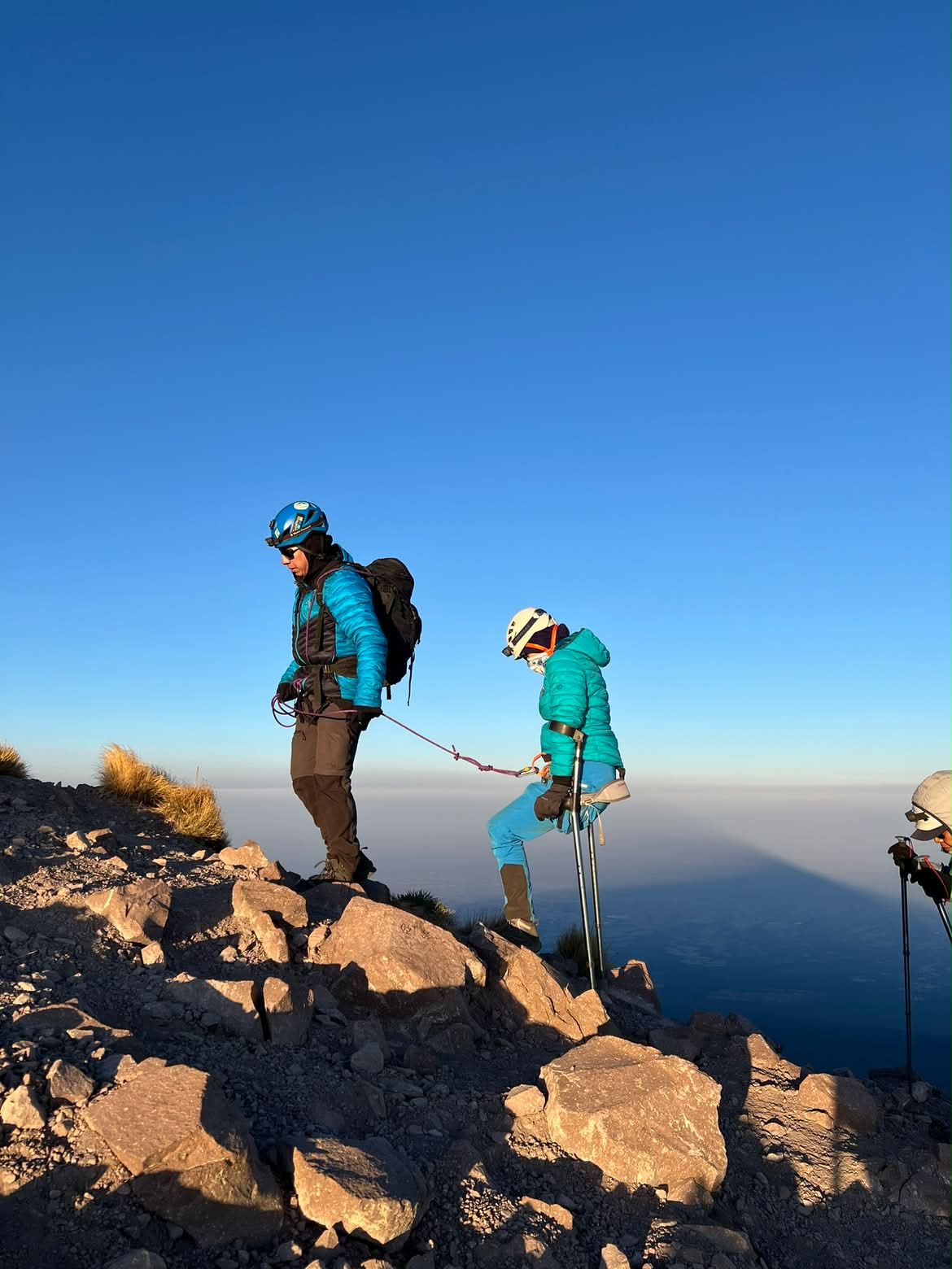 Dos personas avanzan por terreno de montaña