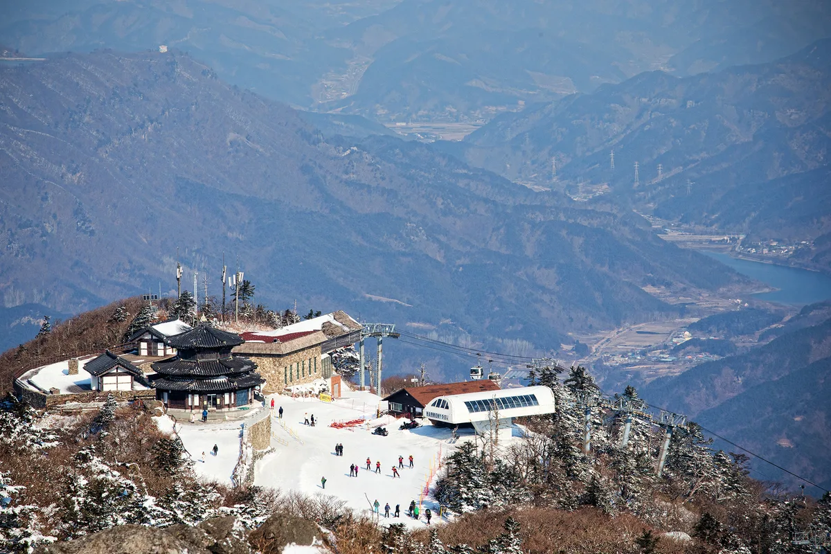 Estación superior del teleférico y edificios de Seolcheonbong entre nieve, vistos desde Hyangjeokbong.
